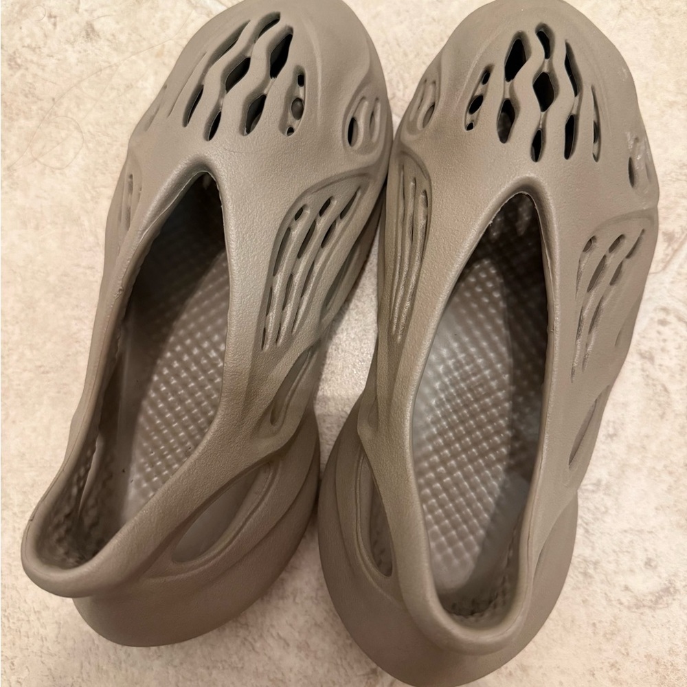 Yeezy brown Foam Slippers - size 6